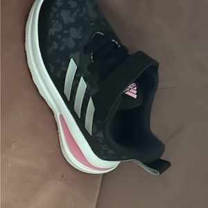 Adidas toddler tennis shoes size 6 in perfect condition